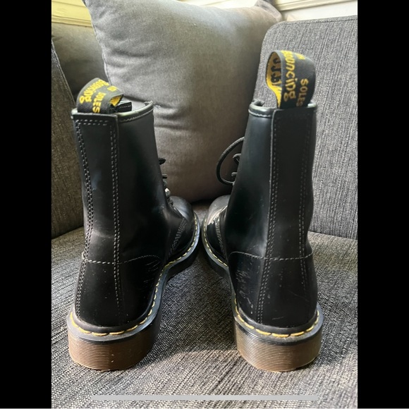 Women’s 8 Dr Marten classic lace up boot - Picture 3 of 6